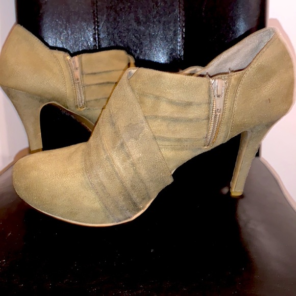4/$20 Suade tan ankle booties with 4 inch heel by Massimo-9.5 - Picture 7 of 8